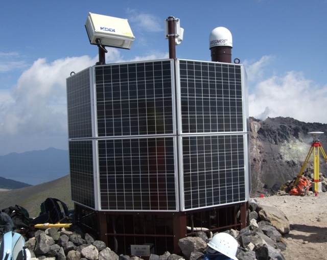 写真：樽前山とGNSS火山変動リモート観測装置（REGMOS）
