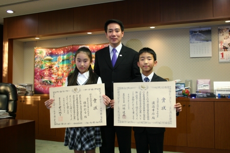 写真：左から服部彩音さん、前原大臣、渡邉幸作君