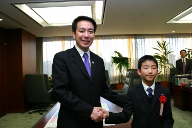 写真：大臣と握手する渡邉君