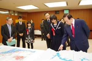 写真：太田国土交通大臣に作品の説明をする山口さん