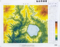 作品：高度分布図：田沢湖