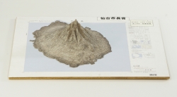 作品：地図模型：利尻島