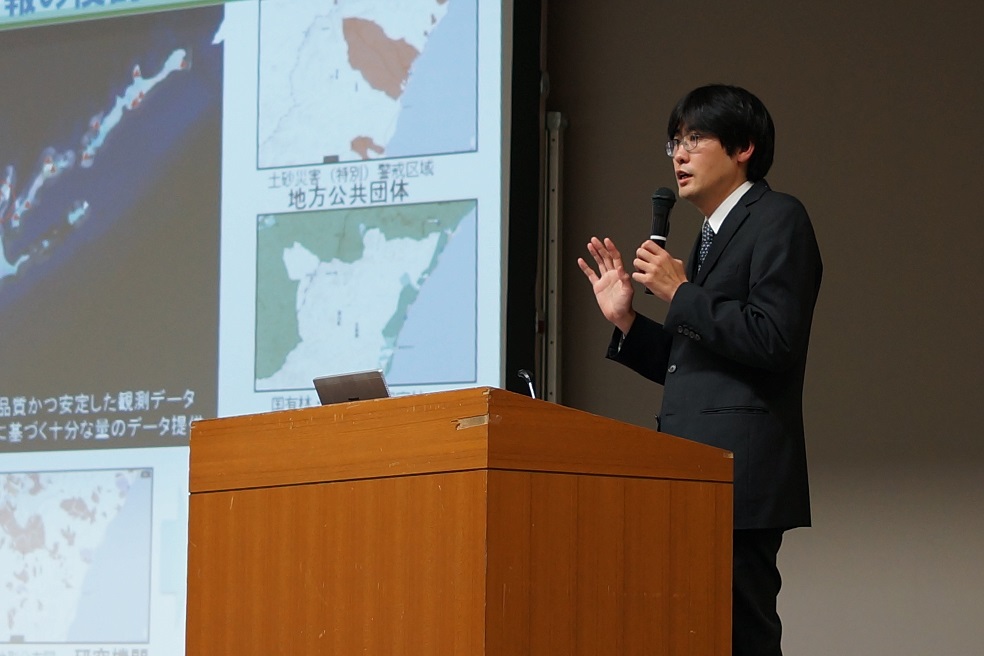 写真：和田宇宙測地課長の講演