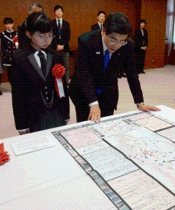 写真：石井国土交通大臣に作品の説明をする小西さん