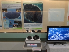 写真：西之島の溶岩と作業風景映像展示
