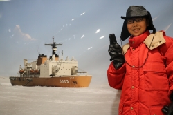 写真：南極観測船「しらせ」と一緒にピース！