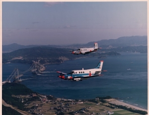 画像は国土地理院の測量用航空機　くにかぜ１号機とくにかぜ２号機<br />１号機は昭和35年～昭和58年、２号機は昭和58年～平成21年まで運航。