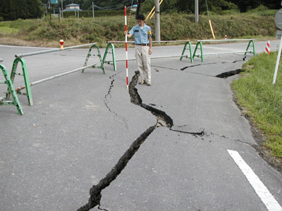 道路に見られる亀裂の写真