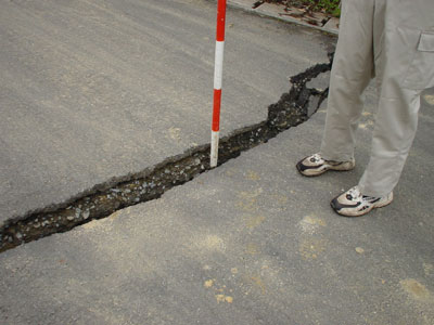 道路に入った亀裂の写真