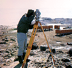 画像：南極でのトータルステーションによる測量