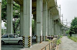 鉄道高架部の画像：東京都八王子市