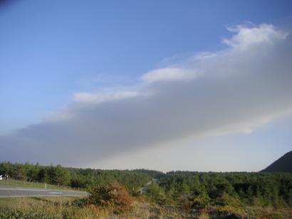 写真　９月１６日１６時３０分、関東平野に向かってたなびく噴煙の様子