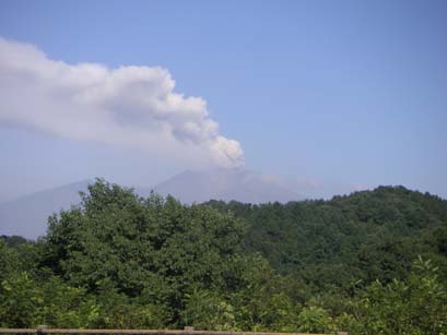 写真　長野県側山麓からみた９月１６日朝９時の噴煙の様子