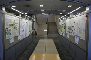 写真:国土交通本省ロビー作品展示風景4