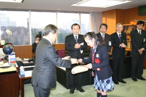 写真：賞状と盾を受け取る藤原さん