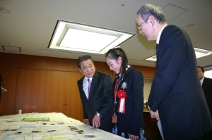 写真：三井国土交通副大臣に作品の説明をする藤原さん
