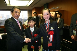 写真：三井国土交通副大臣と握手