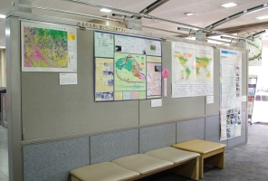 国土交通省1Fロビー作品展示風景2