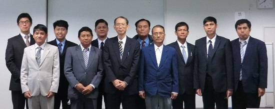 ミャンマー測量局副長と測地観測センター長を中央に記念撮影