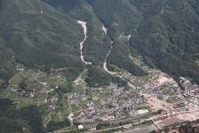 平成26年台風第８号及び梅雨前線等により土石流が発生した長野県南木曽町の斜め写真です。