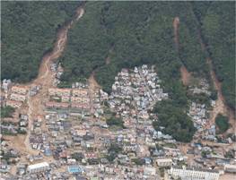 大雨により土砂災害が発生した広島県広島市安佐南区八木付近の斜め写真です。