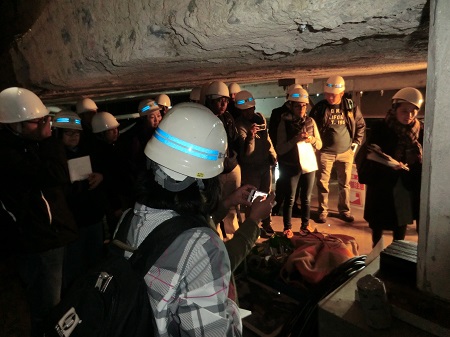 地下の免震施設を見学する国際地震工学研修生