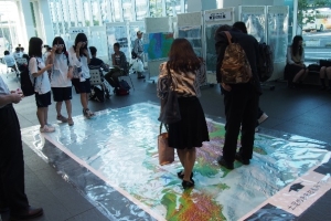 写真：地図パネル展（福井市）の様子1枚目