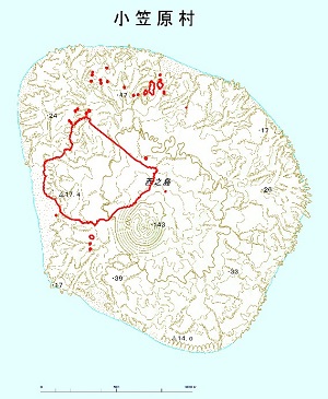 西之島の地形図に旧島の海岸線を赤線で重ねた画像