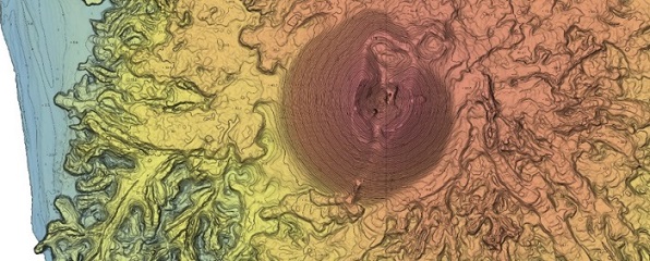 火山地形を立体的に見ることができるよう陰影段彩図に基図を重ねて表示した図の画像