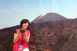 写真：西之島の溶岩を持ってパチリ！