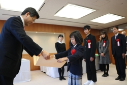 写真:表彰状を受け取る楳木さん