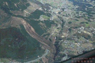 阿蘇大橋周辺の土砂￢崩れ箇所の斜め写真（熊本県南阿蘇河陽地区）