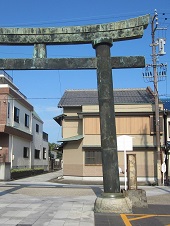 桑名宗社（春日神社）の青銅鳥居痕跡の写真
