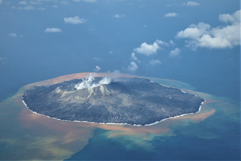 写真：西之島付近　斜め写真（令和5年2月6日撮影）画像
