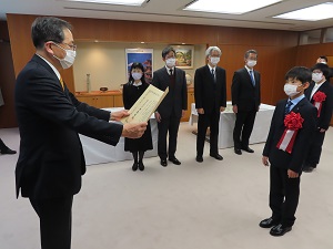 写真:表彰状を受け取る前野さん
