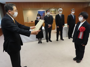 写真:表彰状を受け取る米田さん