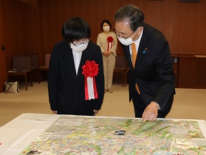 写真:斉藤国土交通大臣に作品の説明をする米田さん