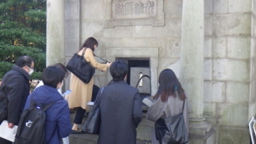 水準原点見学の様子